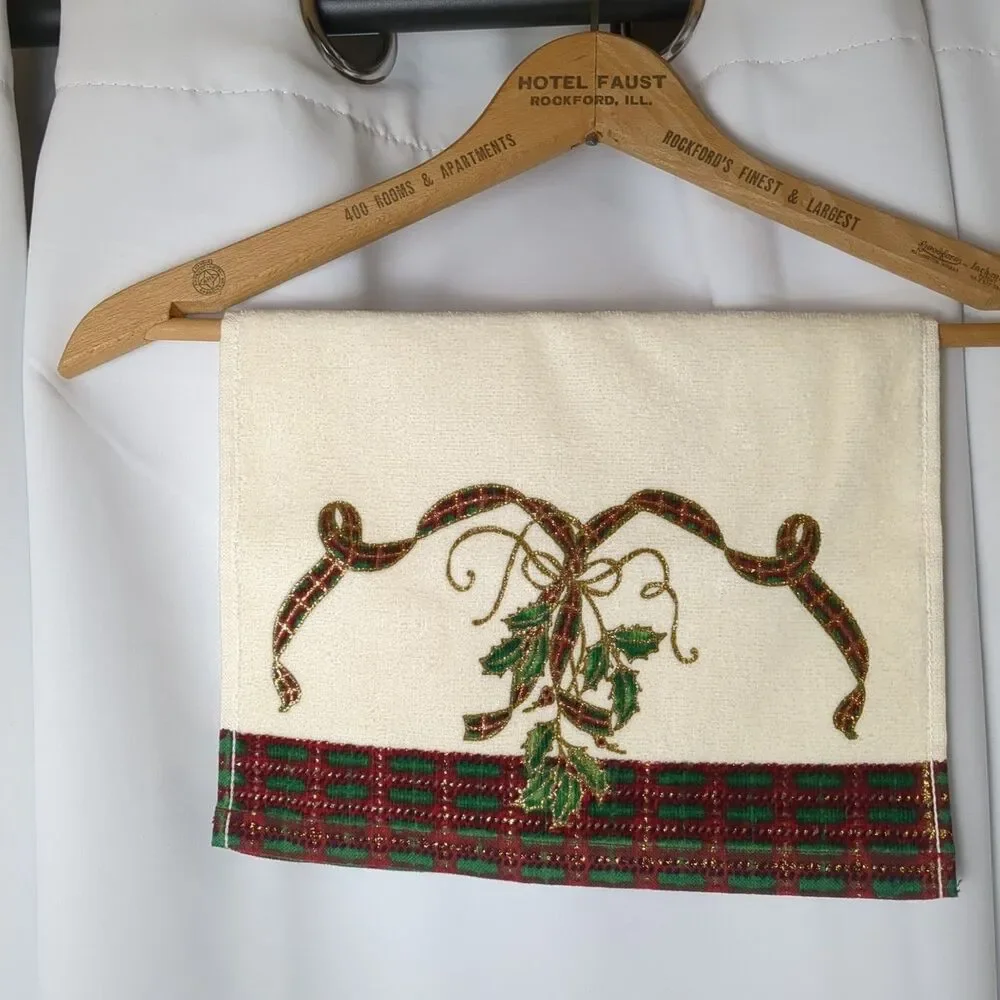 Lenox Christmas Holiday Nouveau Finger Tip Towel Holly Ribbons Pattern NEW NWT
